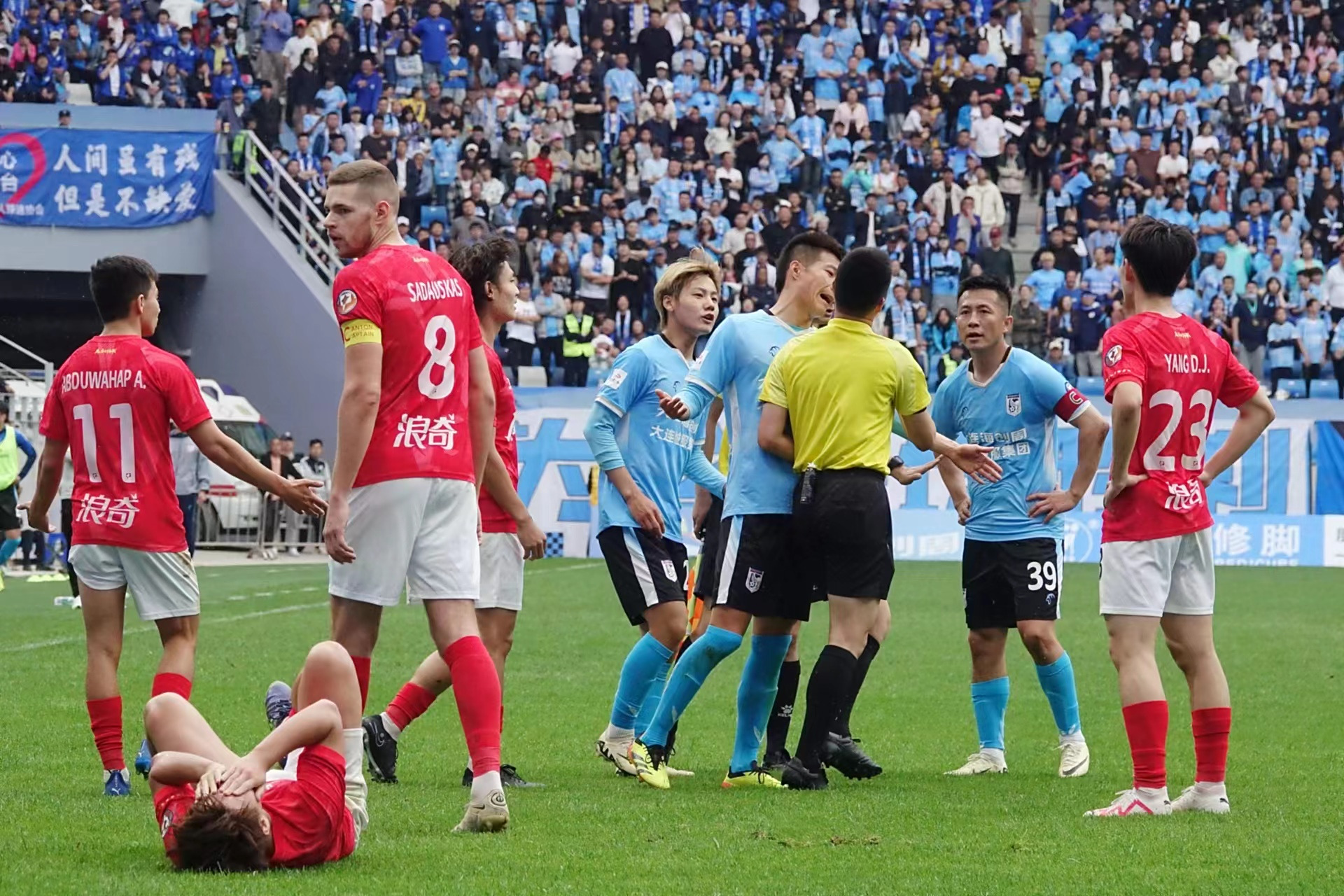 c7c7.app-球场外的精彩表现！球员们赢得球迷心声